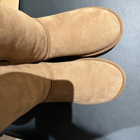 UGG - Junior Classic Tall size 5 US - Picture 4 of 8